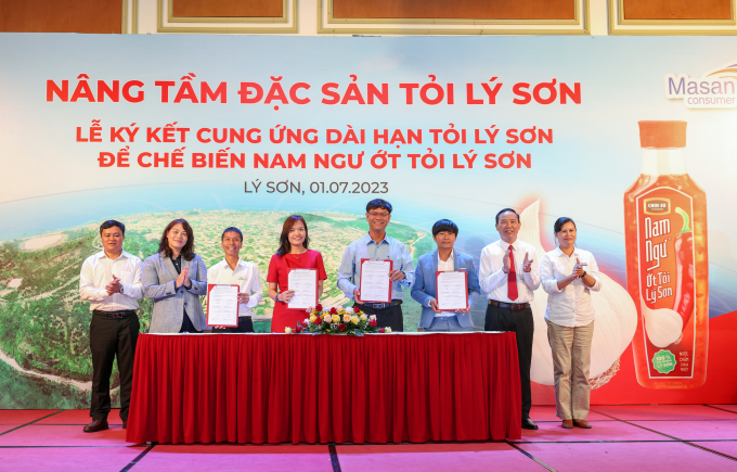 Đại diện Công ty CP Hàng tiêu dùng Masan và huyện Đảo Lý Sơn ký kết cung ứng dài hạn tỏi Lý Sơn. Ảnh: Masan