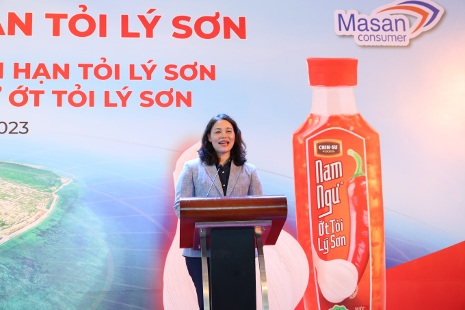 Bà Lê Thị Nga, Phó Tổng giám đốc Công ty Cổ phần Hàng tiêu dùng Masan chia sẻ quá trình làm nên sản phẩm Nam Ngư Ớt Tỏi Lý Sơn. Ảnh: Masan